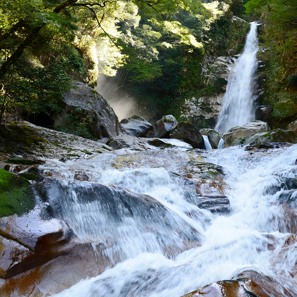 山間の滝やコバルトブルーの渓流。多様な水辺と出合う。[十津川村