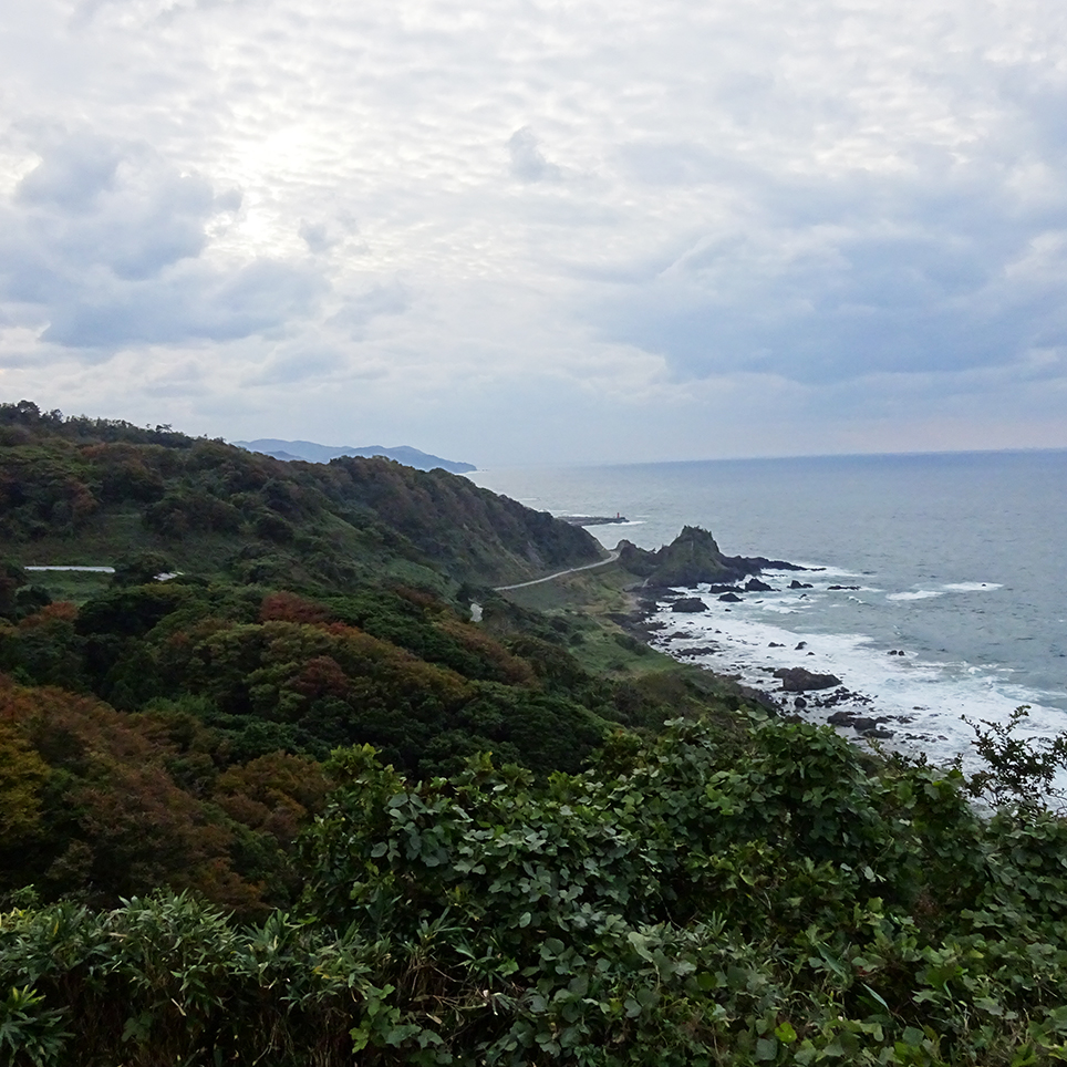 日本海のランドマークが舞台 アートでつなぐ さいはて と 最先端 奥能登国際芸術祭17 石川県珠洲 すず 市 Onestory