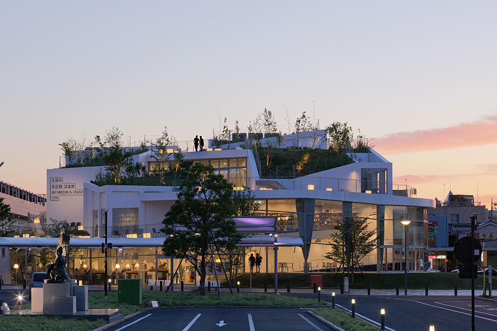 街 自然 人が入り混じる生きた建築 太田市美術館 図書館 群馬県太田市 Onestory