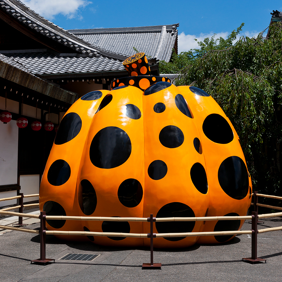 花街の伝統的文化財が草間彌生の 水玉模様 で彩られる フォーエバー現代美術館 祗園京都 京都府京都市 Onestory