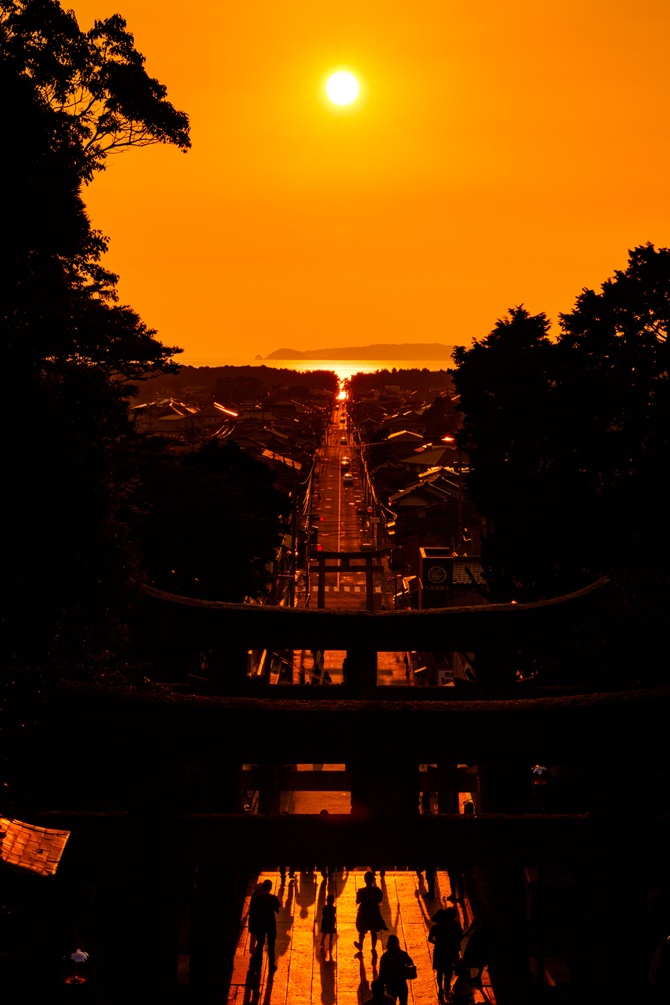 本殿から参道 そして海へ 夕陽が一直線につながる荘厳な 光の道 宮地嶽 みやじだけ 神社 福岡県福津市 Onestory