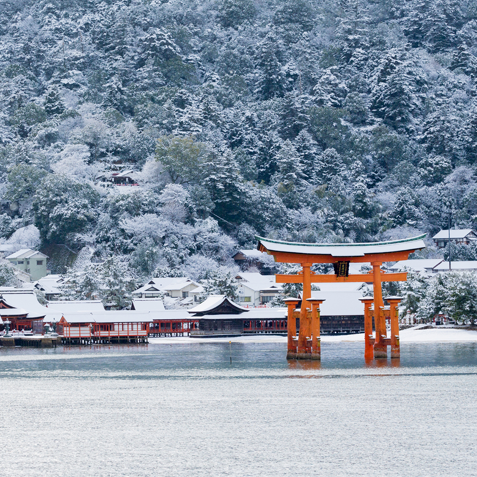 世界遺産 日本三景 のひとつ 国内屈指の景勝地を白く染める 瀬戸内に降る雪 厳島 宮島 広島県廿日市市 Onestory