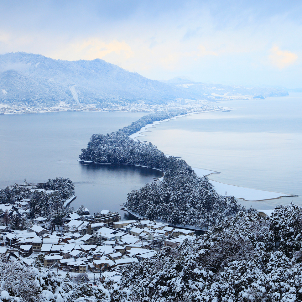 天に架かる橋か、それとも昇龍か。幻のように儚い、白砂青松の雪化粧