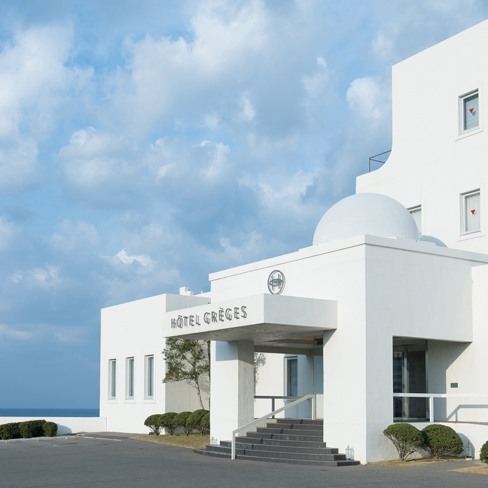 玄界灘に臨む白亜の館 その風景はまるでエーゲ海のサントリーニ島 オテル グレージュ 福岡県宗像市 Onestory