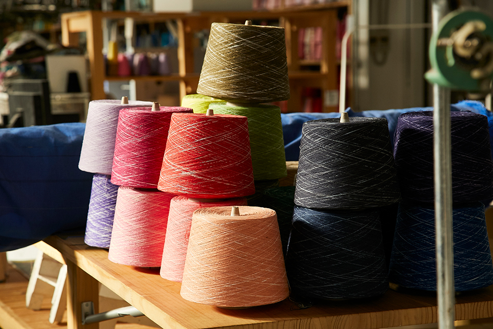 他に類を見ない独自のデザインで、播州織に新風を吹き込む。［tamaki