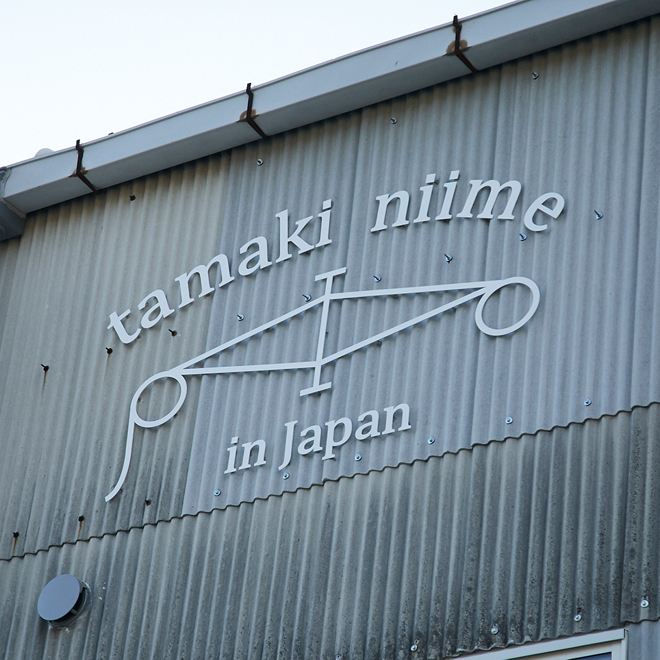 他に類を見ない独自のデザインで、播州織に新風を吹き込む。［tamaki
