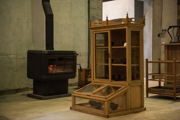 精巧な美しさとナチュラルさが同居する、色のついていない古家具