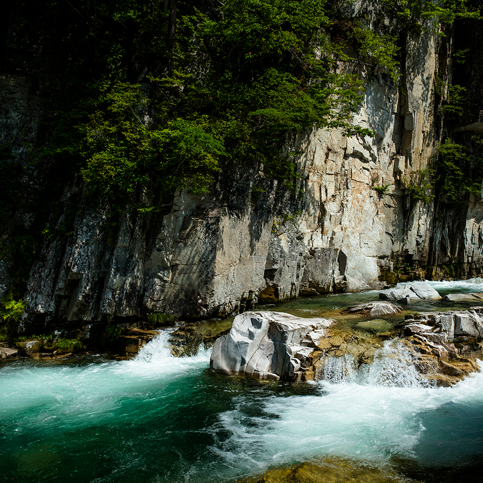 切り立った断崖の眼下で繰り広げられる、起伏に富んだ翡翠の水のドラマ