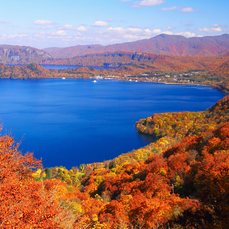 悠久の時を経て形成されたカルデラ湖とともに楽しむ紅葉 十和田湖 秋田県鹿角郡 Onestory