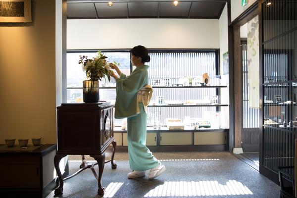 伝統的建築物が並ぶ茶屋街で、ゲストが素通りするほど馴染んだ新築の宿