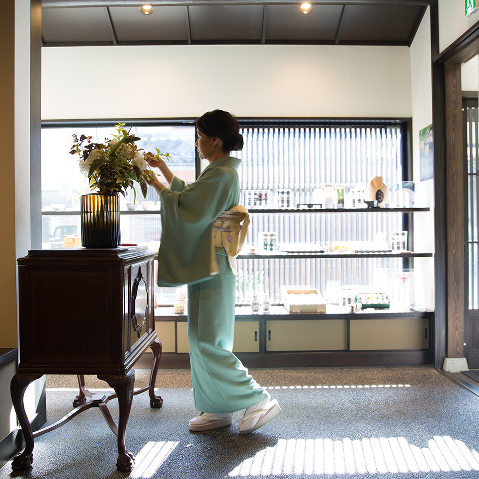 伝統的建築物が並ぶ茶屋街で、ゲストが素通りするほど馴染んだ新築の宿 