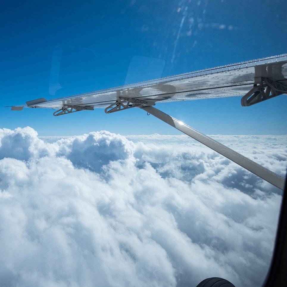 那覇空港にlexusを横付け チャーター機からすぐさま乗車へ Sky Trek Onestory