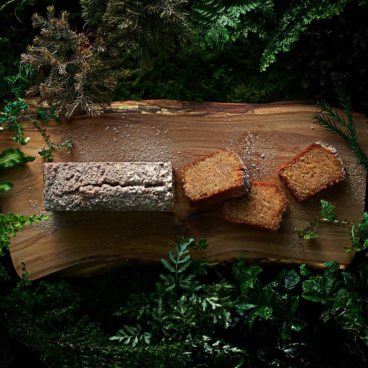小麦粉は使わず、杉のパウダーとアーモンドプードルで仕立てた「Eatree Cake～木から生まれたケーキ～」。