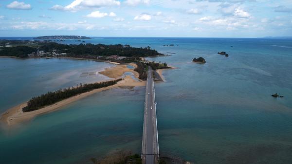 海とともに生きる人々の、日々を支える大きな存在。［屋我地大橋／沖縄