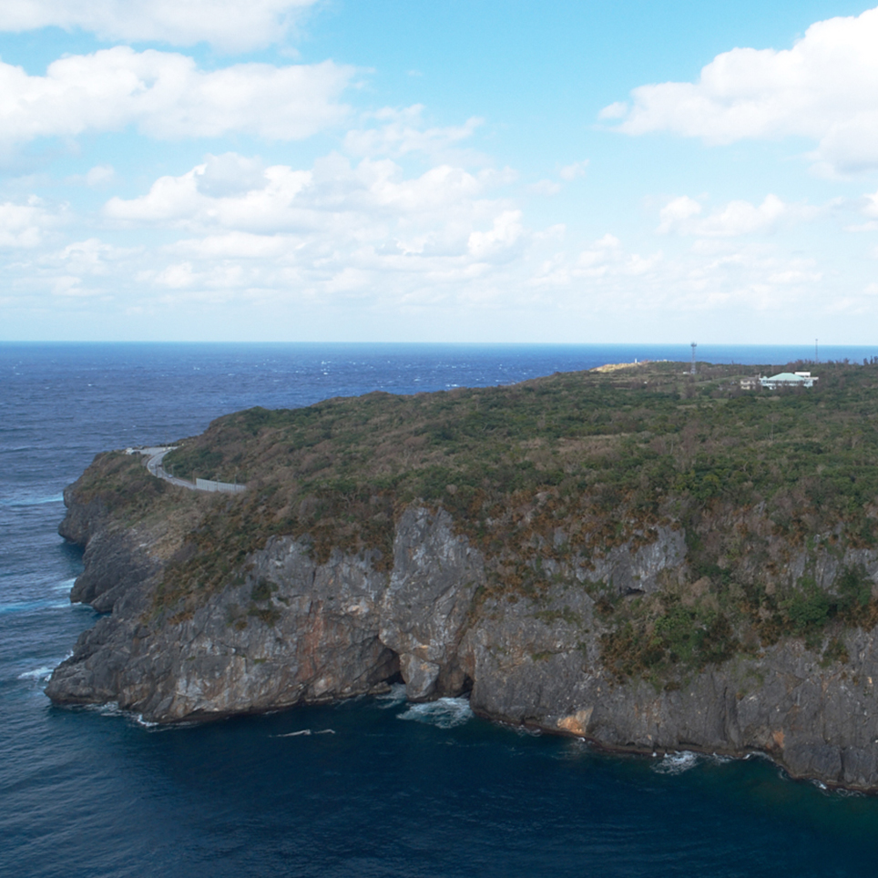 80mもの断崖絶壁 その先に海と空が溶け合う絶景が広がる 茅打バンタ 沖縄県国頭郡 Onestory