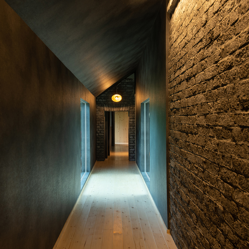 他に類を見ない石煉瓦積みの廃屋。そのテクスチャーに封印されていた