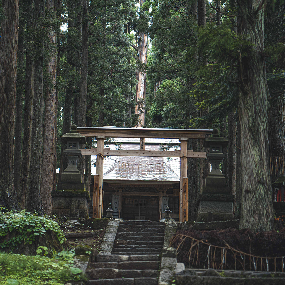 雪国ならではの重厚な拝殿に 大内宿と所縁の深い皇族を祀る 高倉神社 福島県下郷町 Onestory