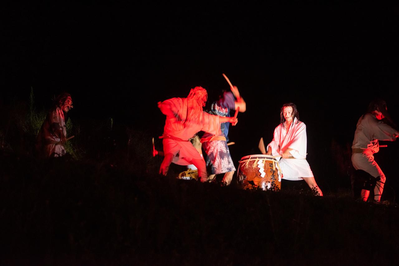 輪島市名舟町の伝統芸能・御陣乗太鼓の迫力のパフォーマンス。太鼓の音が暗闇に響き渡る。