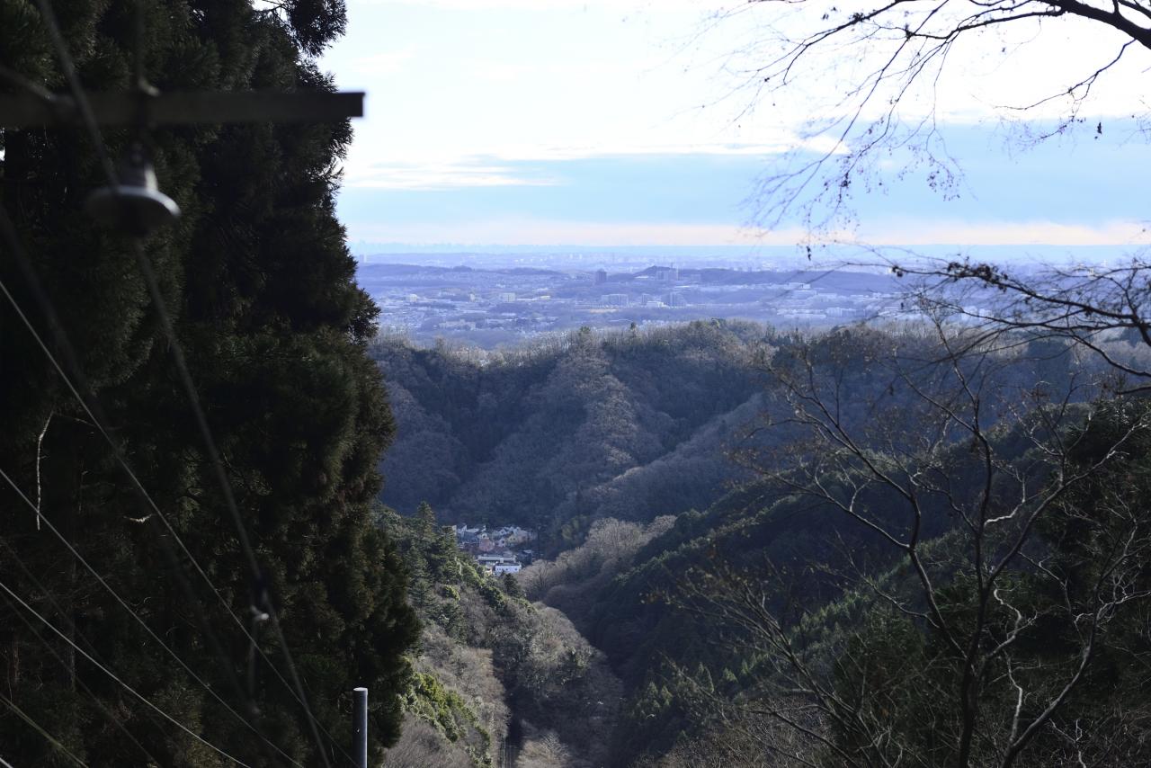 高尾山口駅からケーブルカーで目指す 高尾山の冬景色 Onestory