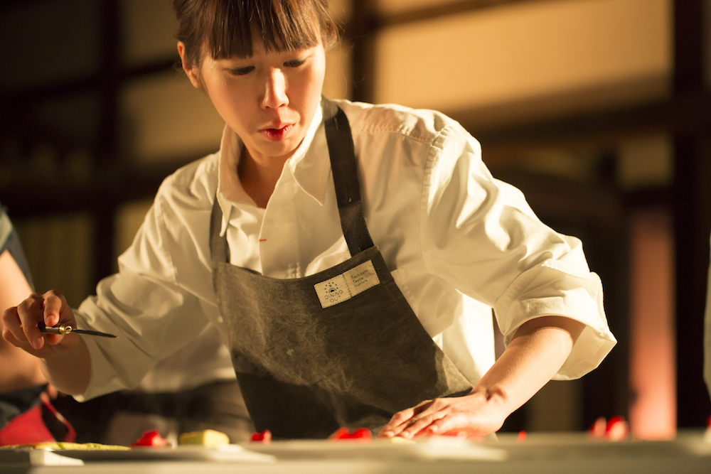 DINING OUT ONOMICHI』から生まれたオリジナル・エプロンを期間限定