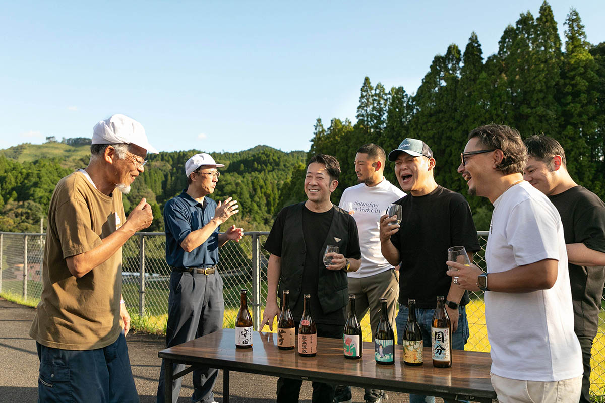 安田杜氏、笹山護社長とともにテイスティング。蔵の周囲には畑が広がっている。