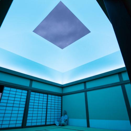 光を見つめ、陰翳を感じ、瞑想に浸るアート。『光の館
