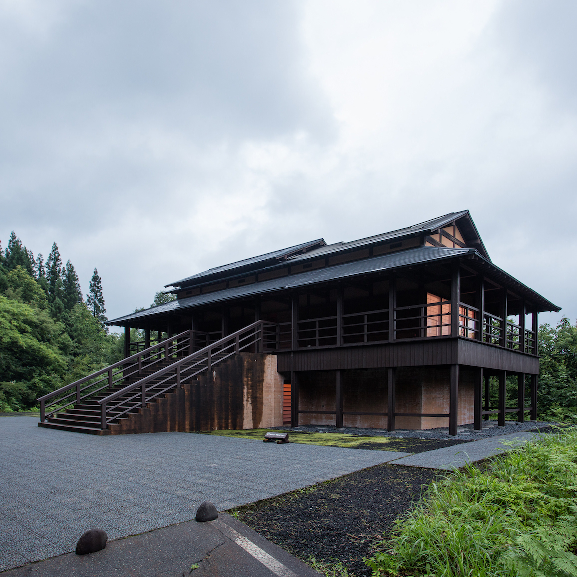 人工光と自然光を内包する伝統的日本家屋。『光の館』施設。［光の館
