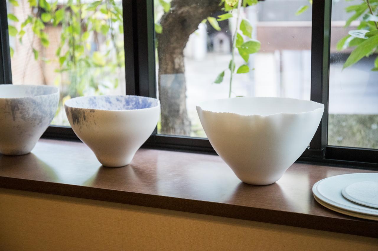 唐津と有田が交わる人と文化の集積地で、ふたりの若手が「新伊万里」の