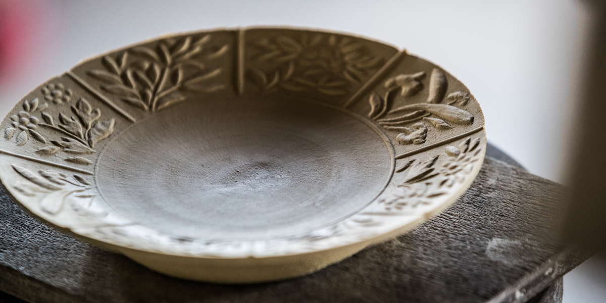 唐津と有田が交わる人と文化の集積地で、ふたりの若手が「新伊万里」の