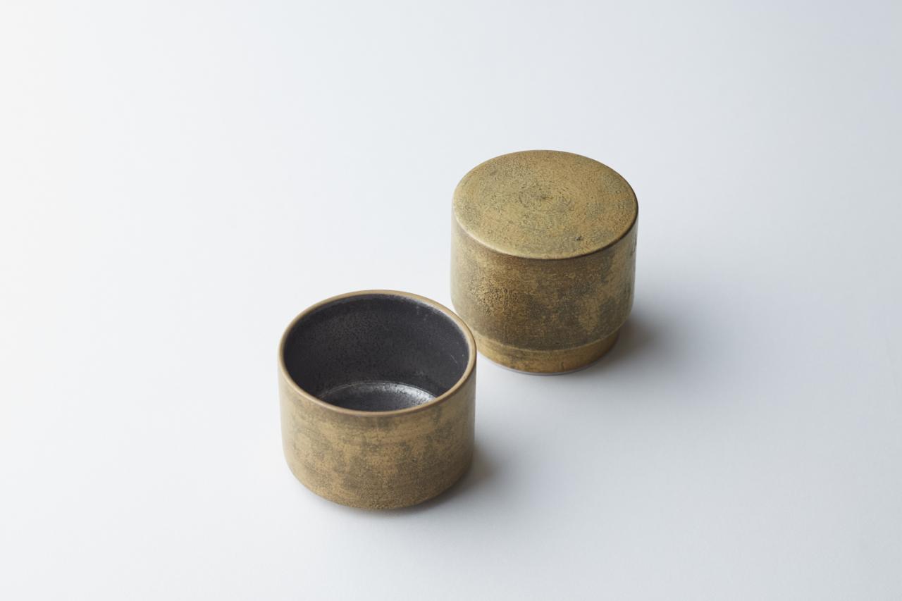 【お得】 有田焼の異端」ともいえる手のひらで育てる器。吉右ヱ門窯「茶筒 工芸品