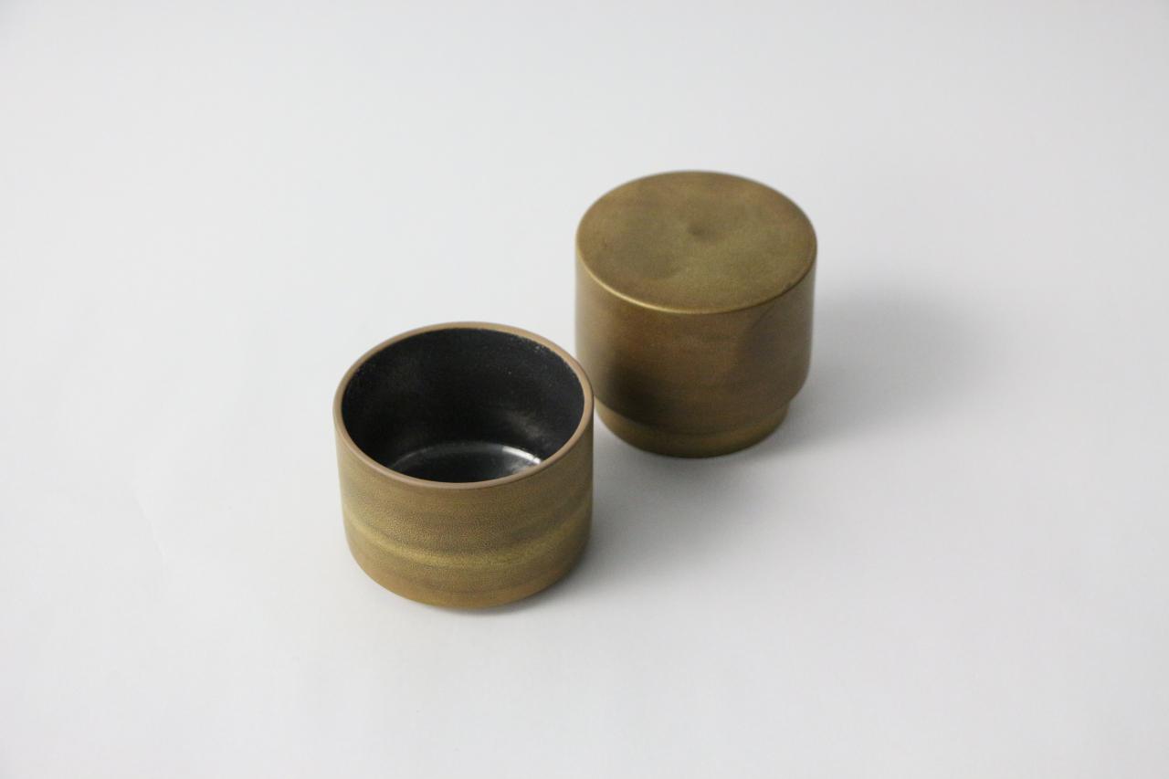 有田焼の異端」ともいえる手のひらで育てる器。吉右ヱ門窯「茶筒