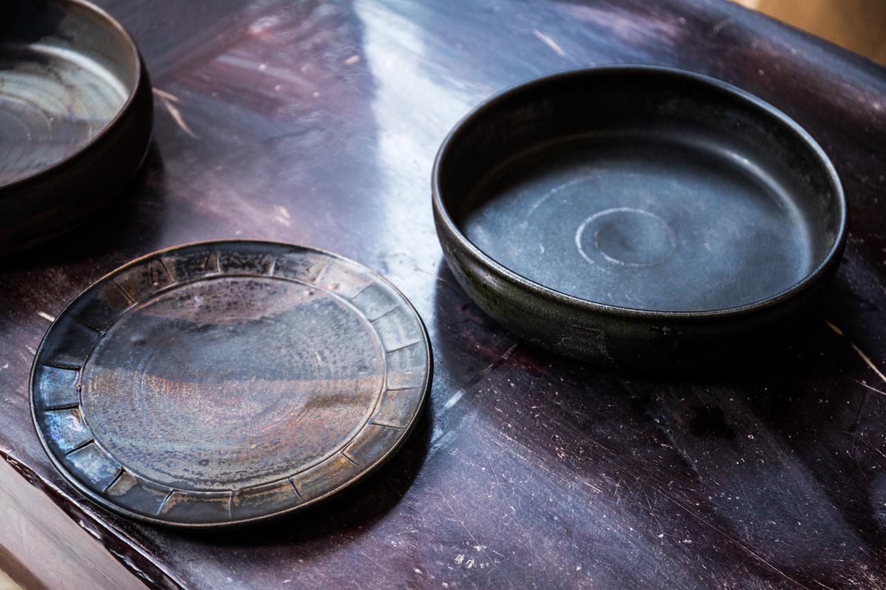 野趣と洗練が調和する料理映えする器。由起子窯「窯変黒唐津深鉢