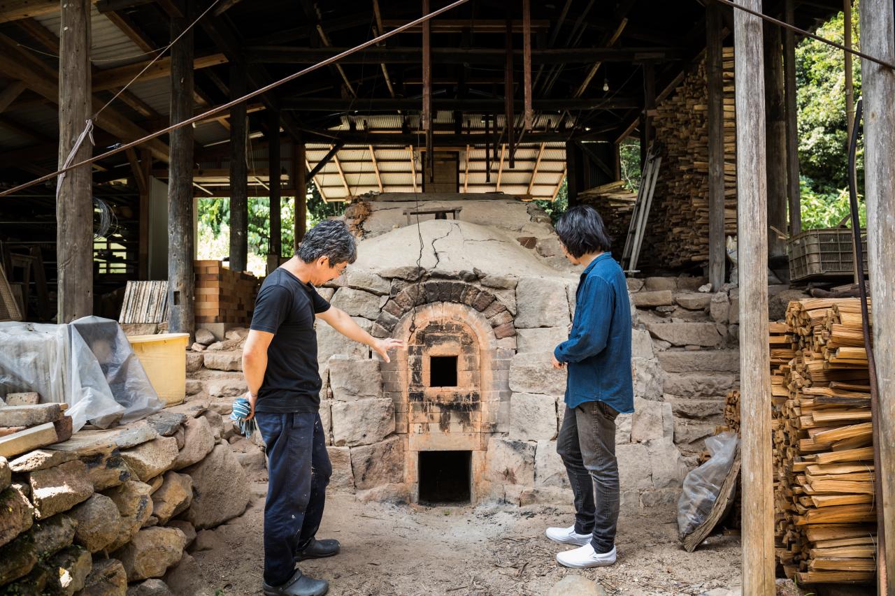 唐津　隆太窯　丸皿　24センチほど 唐津焼の枠を超え「隆太窯」という作風を確立。隆太窯「唐津粉引皿