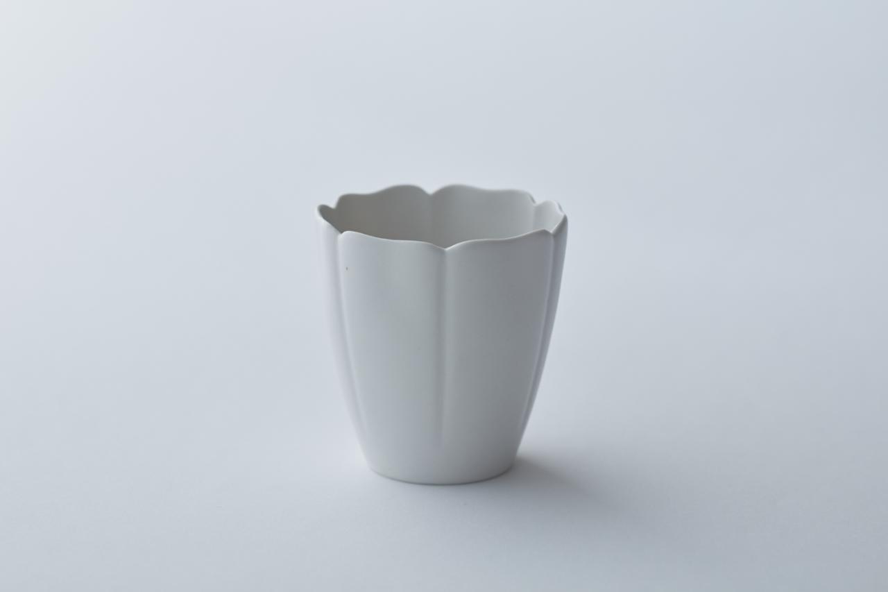 クラフト感」を手に入れた新しい有田焼、やま平窯「磁輪花小鉢