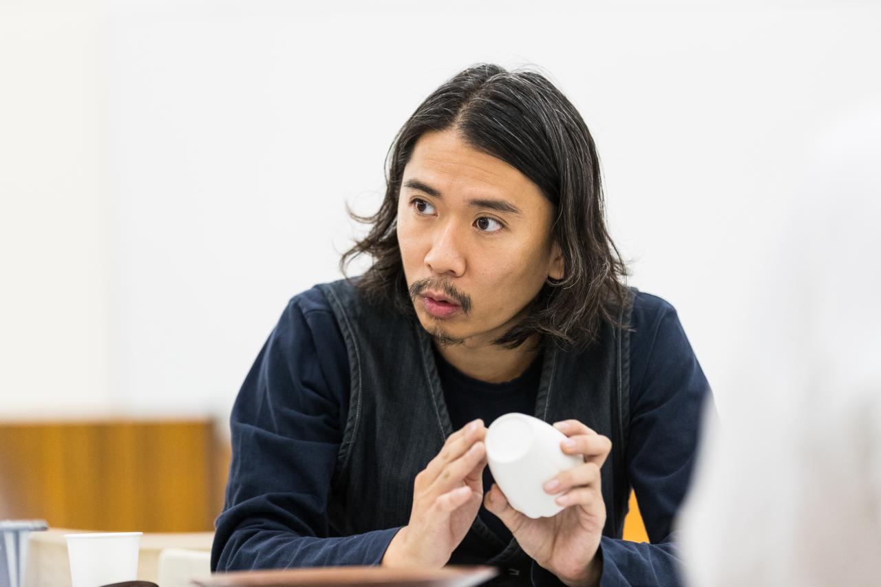 クラフト感」を手に入れた新しい有田焼、やま平窯「磁輪花小鉢