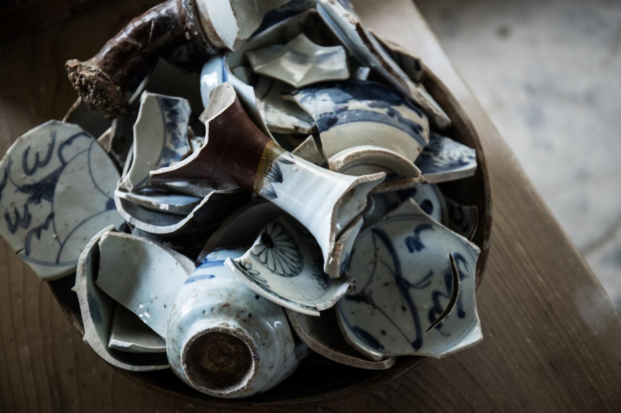 古拙の美を見出す「平成の古伊万里」、李荘窯「銀杏形小皿