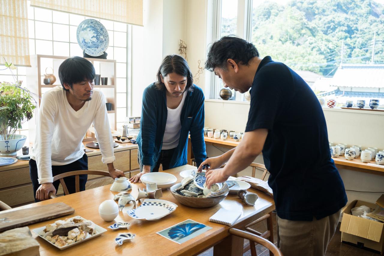 古拙の美を見出す「平成の古伊万里」、李荘窯「銀杏形小皿