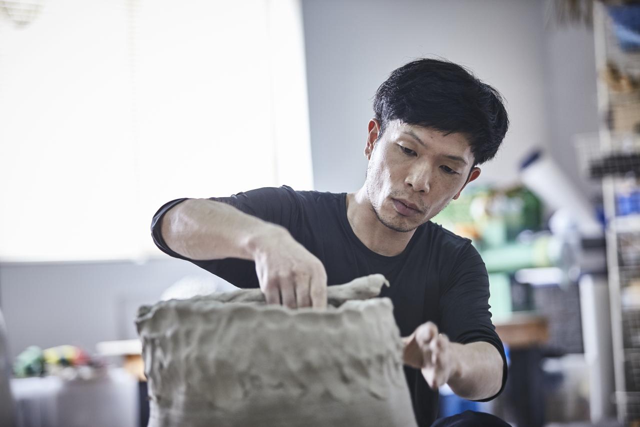 大胆な造形と華やかな色使いの中に、進化させた日本の伝統技術が 大胆な造形と華やかな色使いの中に、進化させた日本の伝統技術が